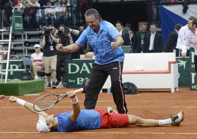Postup! Tomáš Berdych porazil Tipsareviče, nad ním je nehrající kapitán Jaroslav Navrátil, vpravo vzadu Radek Štěpánek.