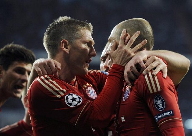 Arjen Robben (vpravo) a Bastian Schweinsteiger z Bayernu Mnichov se radují z gólu proti Realu Madrid.