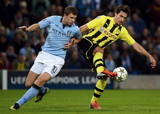 Edin Džeko z Manchesteru City (vlevo) stíhá Matse Hummelse z Borussie Dortmund.