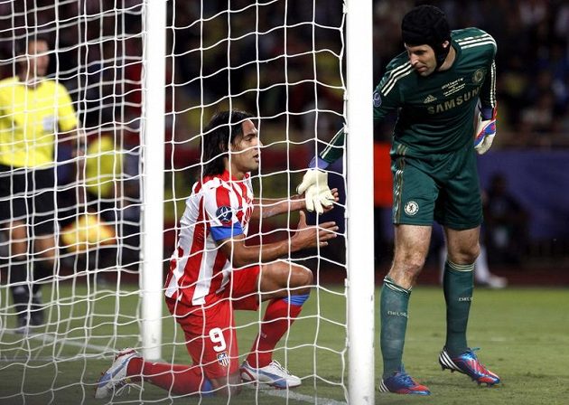 Gentlemanské gesto bez ohledu na výsledek. Brankář Chelsea Petr Čech pomáhá na nohy Falcaovi z Atlétika Madrid.
