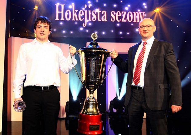 Trenér Pardubic Pavel Hynek (vpravo) a kapitán týmu Petr Koukal s pohárem pro mistry extraligy