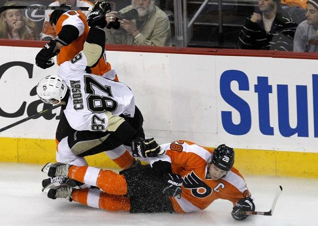 Kapitán Philadelphie Flyers Claude Giroux (na ledě) v souboji s oporou Pittsburghu Penguins Sidneym Crosbym.