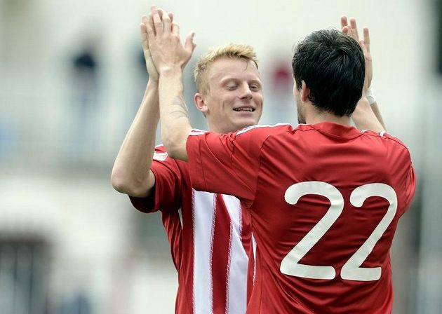 Matej Sivrič (zády) a Karel Kiidron ze Žižkova se radují z gólu proti Českým Budějovicím.