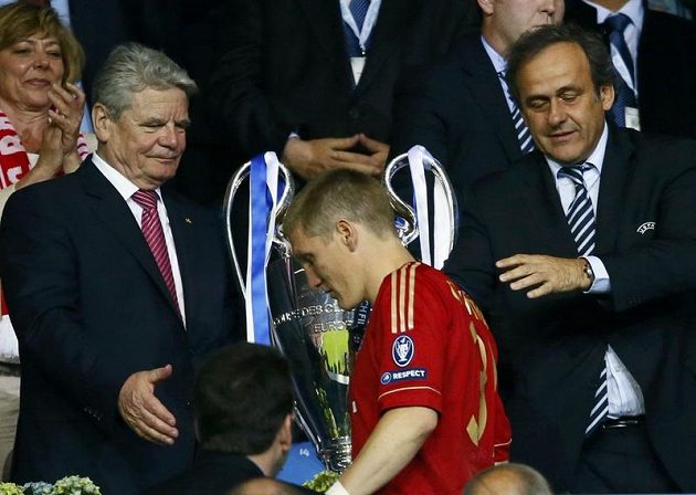 Bastian Schweinsteiger německému prezidentovi Joachimu Gauckovi po finále Ligy mistrů nabídnutou ruku nepodal. Nyní se za to omluvil.