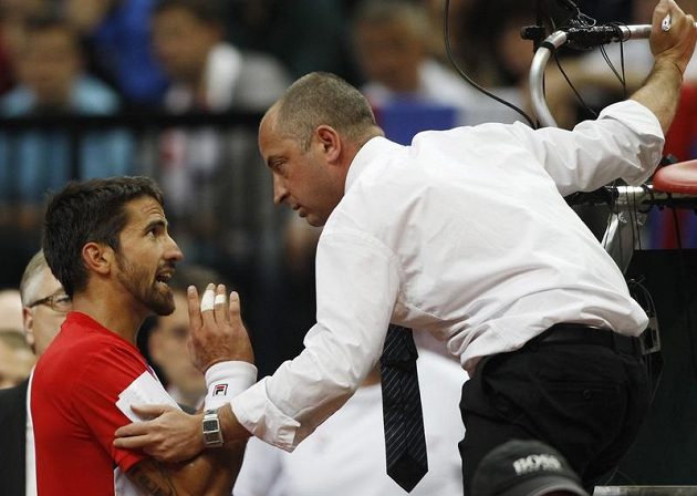 Zápas byl vyhecovaný už ve svém průběhu. Janko Tipsarevič rozmlouvá s umpirovým rozhodčím Pascalem Mariou, jemuž se duel příliš nevydařil.