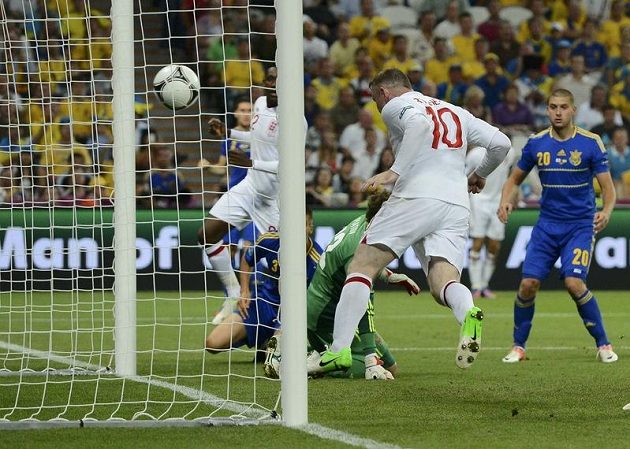 Wayne Rooney musel protrpět kvůli disciplinárnímu trestu první dva zápasy Anglie jen na střídačce. Když už ale do zápasu s Ukrajinou nastoupil, vítězným gólem rozhodl o vítězství.