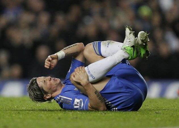 Útočník Chelsea Fernando Torres se drží za pravé koleno těsně předtím, než uviděl červenou kartu.