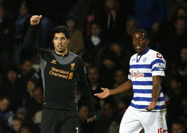 Luis Suárez z Liverpoolu (vlevo) slaví druhý gól do sítě QPR. Vpravo domácí obránce Nedum Onuoha.
