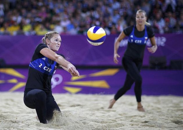 Plážová volejbalistka Kristýna Kolocová vybírá smeč při čtvrtfinále olympijského turnaje s Američankami Jennifer Kessyovou a April Rossovou.