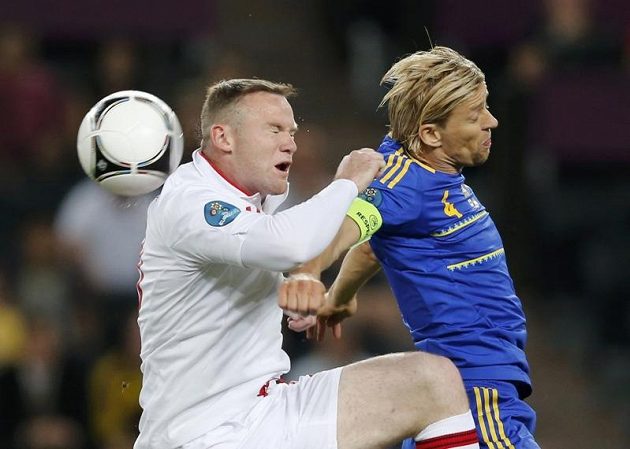 Anglický forvard Wayne Rooney (vlevo) bojuje o míč s Ukrajincem Anatolijem Timoščukem