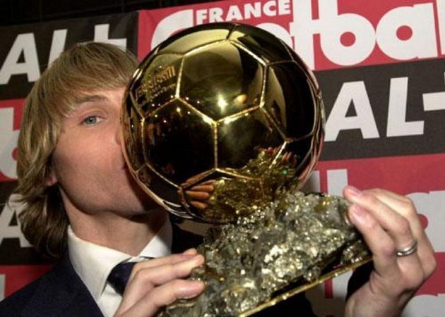 Pavel Nedvěd se Zlatým míčem pro nejlepšího fotbalistu Evropy