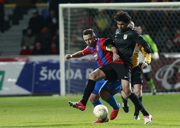 Plzeňský Pavel Horváth (vlevo) svádí souboj s Diegem Costou z Atlétika Madrid v duelu Evropské ligy.
