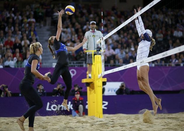Kristýna Kolocová posílá míč na stranu amerických soupeřek ve čtvrtfinále olympijského turnaje.