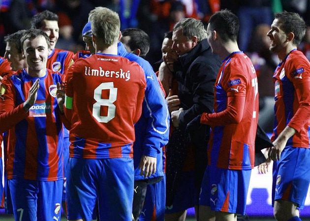 Plzeňští fotbalisté se spolu s trenérem Vrbou radují z vítězství nad Atlétikem Madrid.