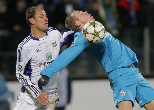 Fotbalista Anderlechtu Milan Jovanovič (vlevo) v souboji s obráncem Aleksandrem Aňukovem z Petrohradu.