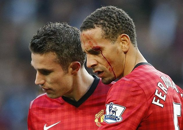 Po brance Robina Van Persieho (vlevo) schytal Rio Ferdinand úder mincí do obličeje.