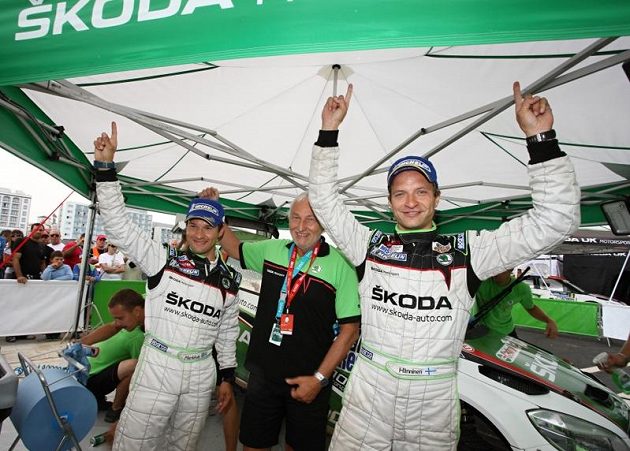 Juho Hänninen a jeho navigátor Mikko Markkula slaví triumf na Rallye Azory 2011. Mezi závodníky manažer týmu Škoda Motorsport Pavel Hortek.