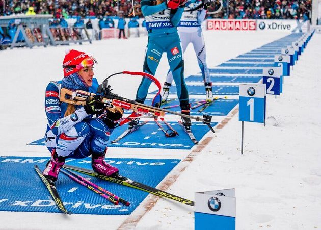 Při střelbě vstoje si Gabriela Koukalová musela na chvíli i dřepnout.