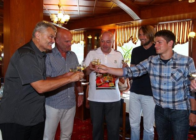 Slavnostní přípitek u příležitosti křestu knihy Karla Felta o Euru 2012. Zleva tiskový mluvčí Jaroslav Kolář, trenér národního týmu Michal Bílek, autor Karel Felt a fotbalisté Jaroslav Plašil a Václav Pilař.