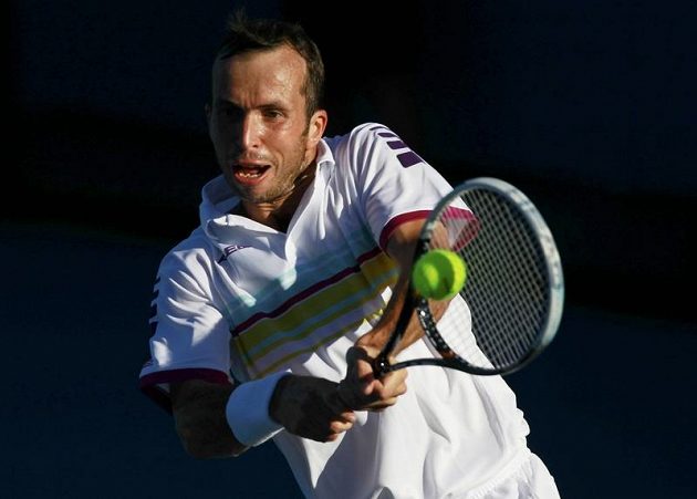 Radek Štěpánek v utkání 1. kola Australian Open proti Viktoru Troickému ze Srbska.