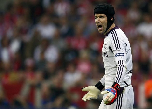Petr Čech diriguje své spoluhráče z Chelsea ve finále Ligy mistrů s Bayernem