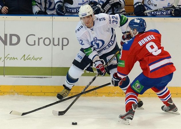 Hvězdného ostrostřelce moskevského Dynama Alexandra Ovečkina brání zadák pražského Lva Jiří Hunkes