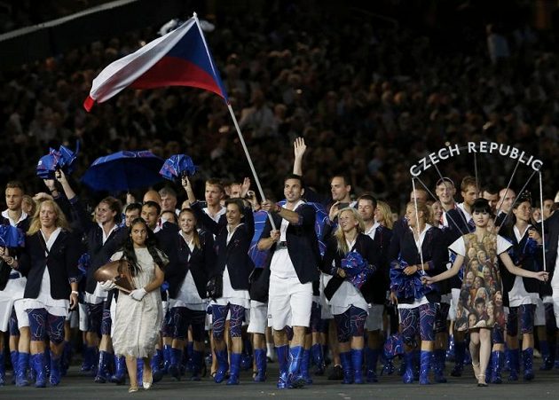 Badmintonista Petr Koukal vede českou výpravu na plochu Olympijského stadiónu při zahájení her v Londýně.