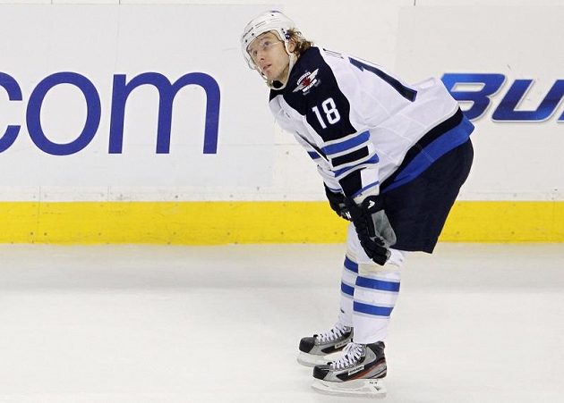 Zklamaný útočník Winnipegu Jets Bryan Little poté, co neproměnil samostatný nájezd.