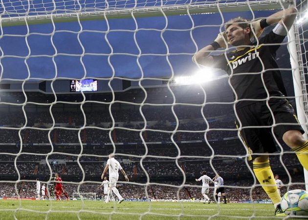 Iker Casillas z Realu se chytá za hlavu poté, co se mu nepodařilo chytit pokutový kop proti Bayernu Mnichov v odvetě semifinále Ligy mistrů.
