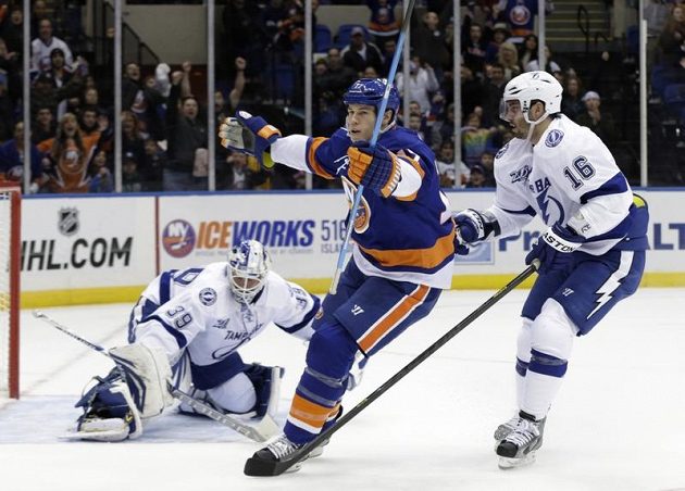 Matt Martin (druhý vlevo) z New Yorku Islanders se raduje ze vstřelení gólu do sítě Tampy Bay.