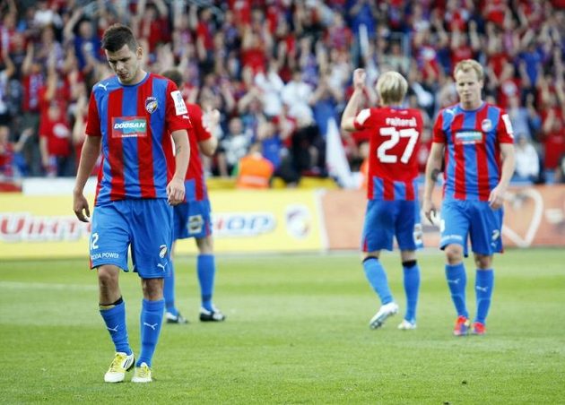 Plzeňský Michal Ďuriš (vlevo) a jeho plzeňští spoluhráči nemohli uvěřit šokující prohře...