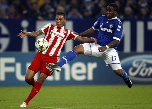 Jefferson Farfan ze Schalke (vpravo) bojuje o míč s Josém Holebasem z Olympiakosu