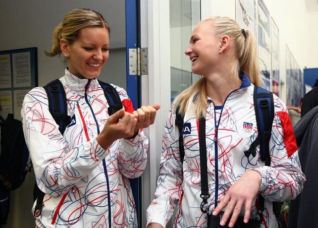 Basketbalistky Eva Vítečková (vlevo) a Michaela Zrůstová při odletu na olympiádu v Londýně.