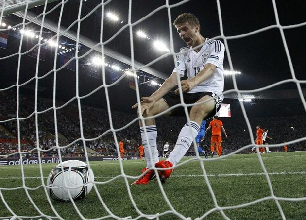Thomas Müller oslavuje první trefu německého týmu v utkání s Nizozemskem