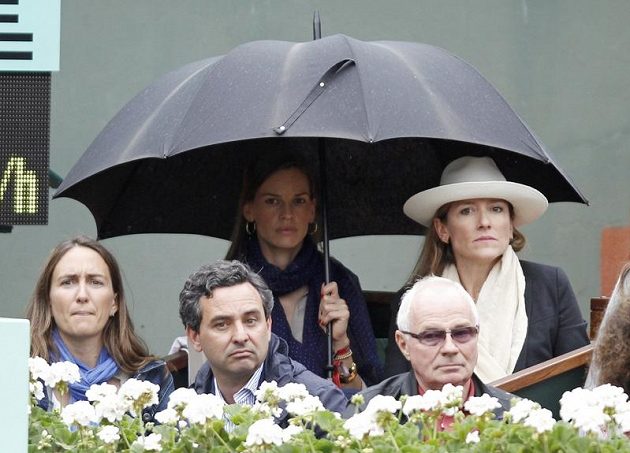 Finále na Roland Garros s napětím sledovala pod obřím deštníkem i herečka Hilary Swanková