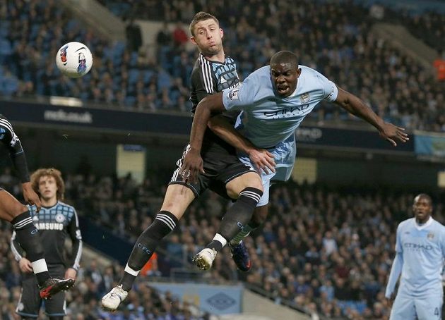 Micah Richards z Manchesteru City (vpravo) hlavičkuje přes bránícího hráče Chelsea Garyho Cahilla.