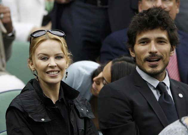 Semifinále mužské dvouhry na Wimbledonu si nenechala ujít ani australská popová diva Kylie Minogue