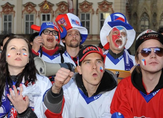 Fanoušci sledují na Staroměstském náměstí v Praze čtvrtfinálový zápas se Švédskem.