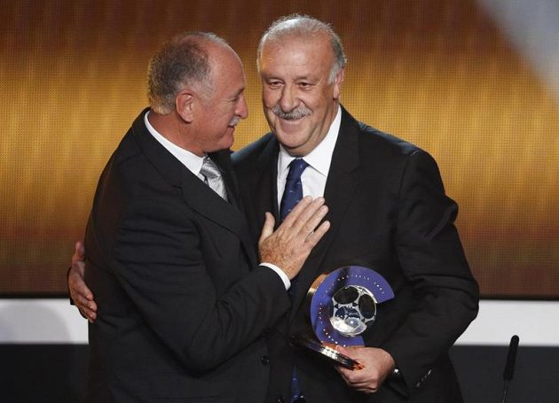 Brazilský kouč Luiz Felipe Scolari (vlevo) gratuluje trenérovi Španělska Vicentemu del Bosquemu, jenž získal ocenění Trenér roku 2012 na slavnostním večeru při předávání Zlatého míče v Curychu.