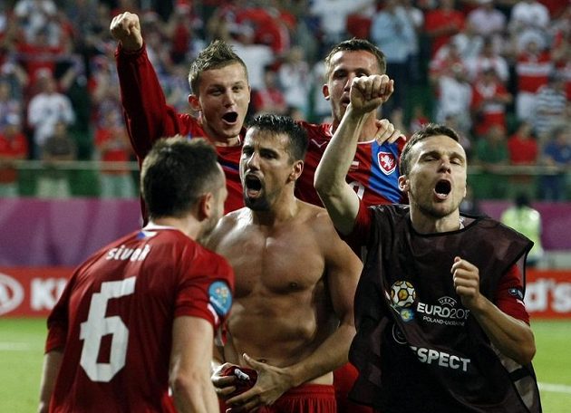 Čeští fotbalisté se radují z výhry nad Polskem a postupu do čtvrtfinále ME. Slaví i útočník Tomáš Necid (druhý zleva).