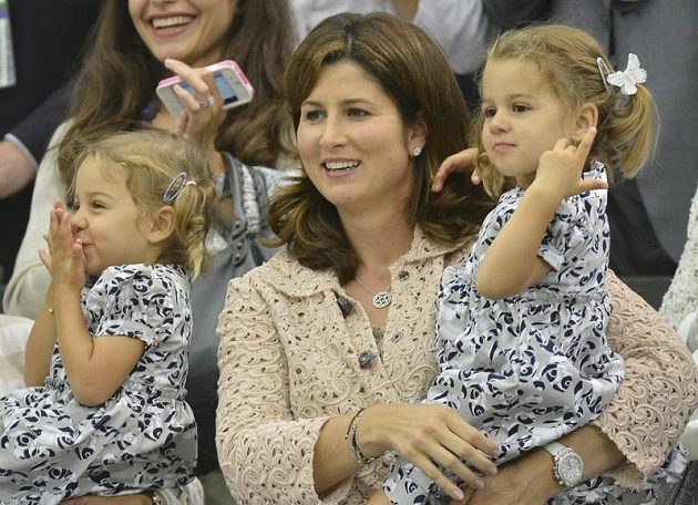 Nadšení u Federerů neznalo mezí - manželka Mirka s dvouletými dcerami Charlene Rivou a Mylou Rose.