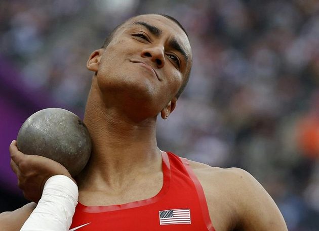 Jasný důkaz, že sedmikilogramová koule není žádné peříčko. Na snímku se k pokusu ve vrhu připravuje Američan Ashton Eaton.