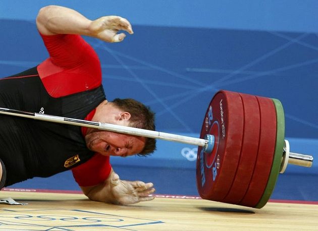 Moment, při němž diváci v narvané ExCel aréně přestali dýchat. Německému vzpěrači Matthiasi Steinerovi spadla činka o váze 196 kg po nepovedeném trhu přímo na hlavu!