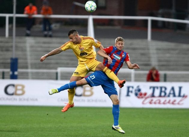 Fotbalový propletenc v podání Petra Malého z Dukly (vlevo) a plzeňského Václava Procházky.
