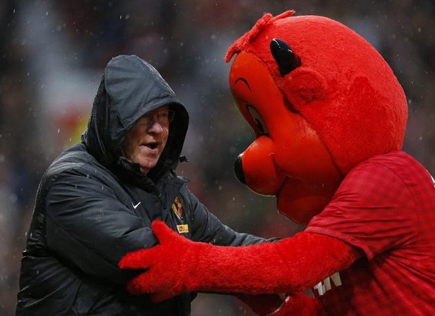 Kouč Manchesteru United Alex Ferguson se raduje spolu s týmovým maskotem z vítězství nad Newcastlem.