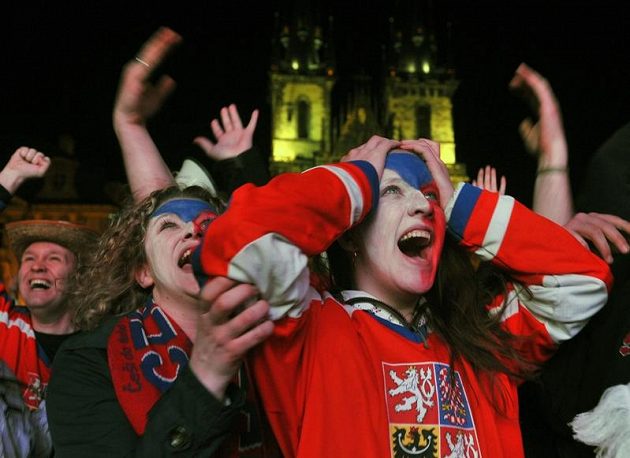 Fanoušci oslavují na Staroměstském náměstí v Praze vítězství české reprezentace ve čtvrtfinálovém zápasu mistrovství světa v ledním hokeji proti Švédsku.