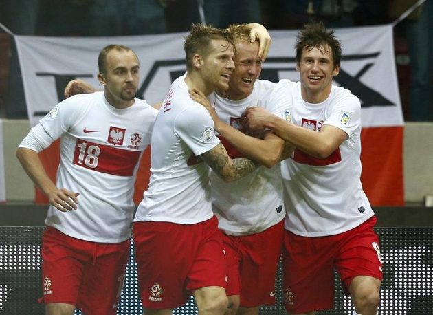 Radost poslkých fotbalistů po vyrovnávacím gólu Kamila Glika (střelec na snímku druhý zprava).