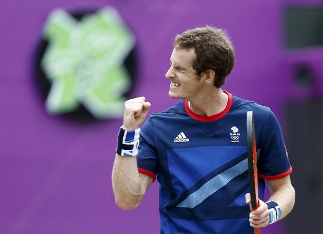 Britský tenista Andy Murray se raduje po postupu do semifinále přes Nicolase Almagra.