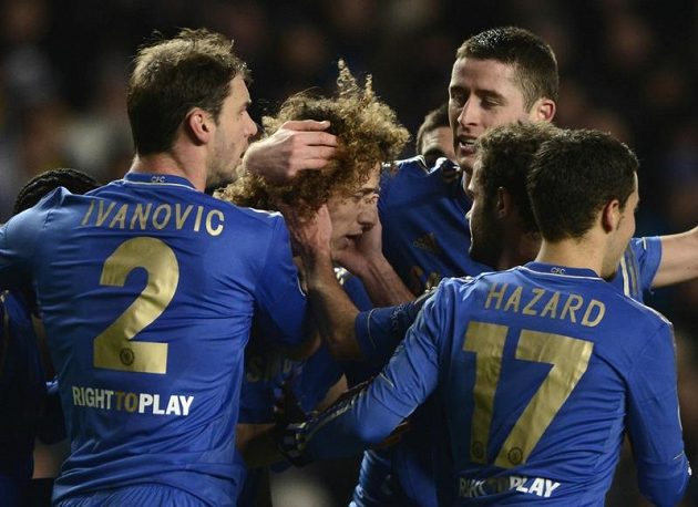 Fotbalisté Chelsea slaví jeden z gólů do sítě dánského týmu. Uprostřed střelec David Luiz.