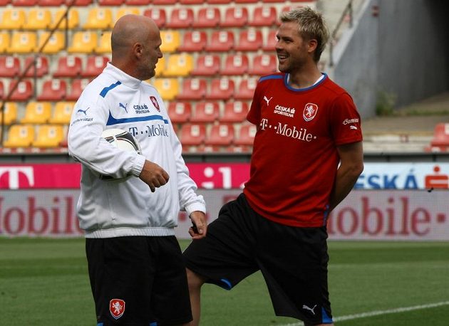 Trenér Michal Bílek a Tomáš Hübschman na tréninku české fotbalové reprezentace před utkáním s Maďarskem.